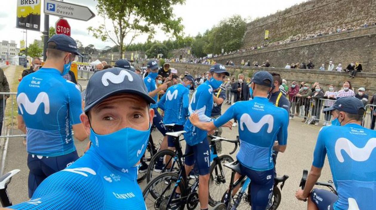 Supermán López en una selfie con sus compañeros.