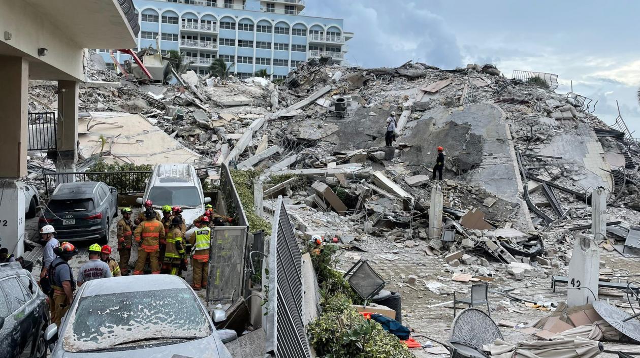 Sigue la remoción de escombros tratando de hallar alguien atrapado.