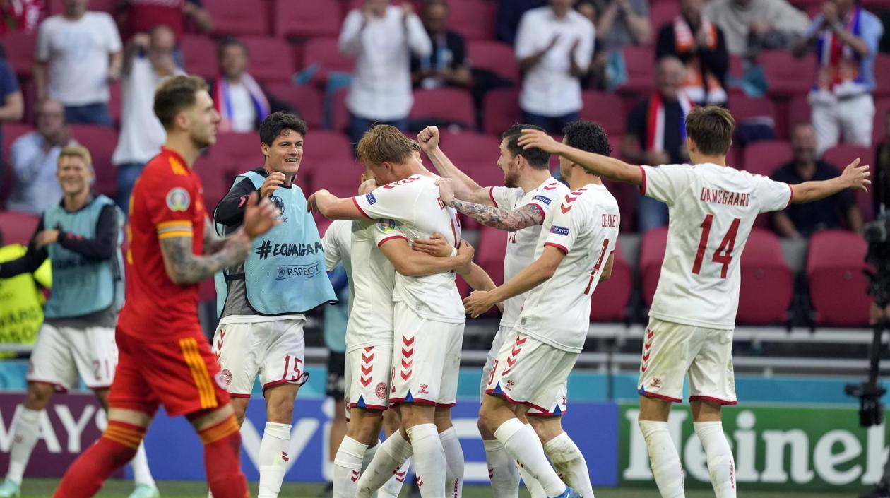 Kasper Dolberg celebra con sus compañeros. 