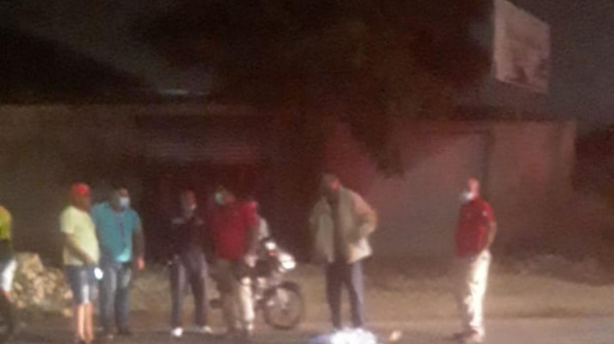 Varias ambulancias llegaron al lugar del accidente, pero nada pudieron hacer por el peatón que murió en el acto. 