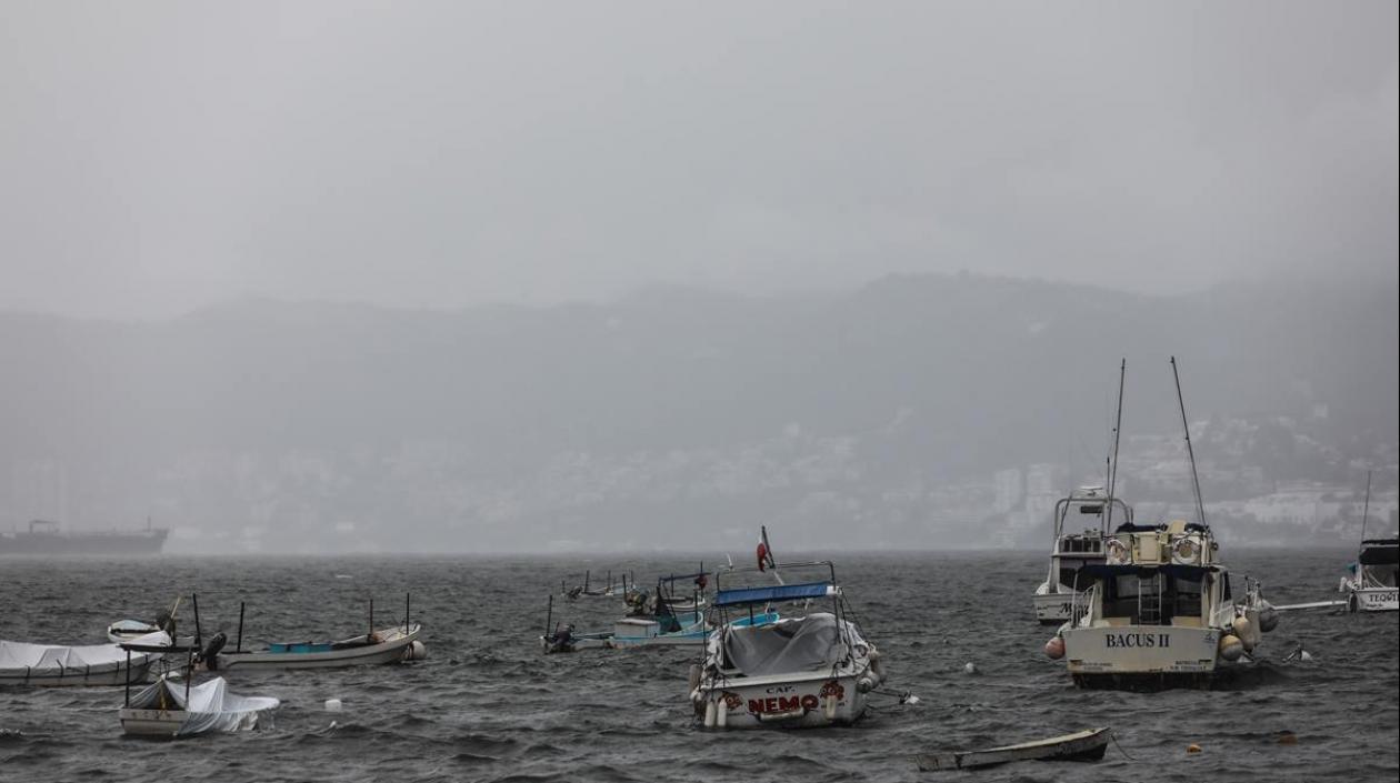 Malecón de Acapulco se encuentra cerrado debido a la tormenta tropical Enrique.