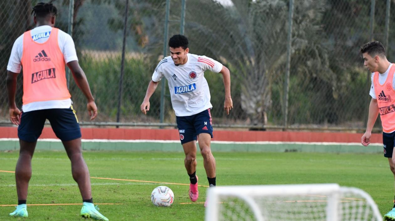 Luis Díaz durante un entrenamiento ante Duván Zapata y Matheus Uribe. 