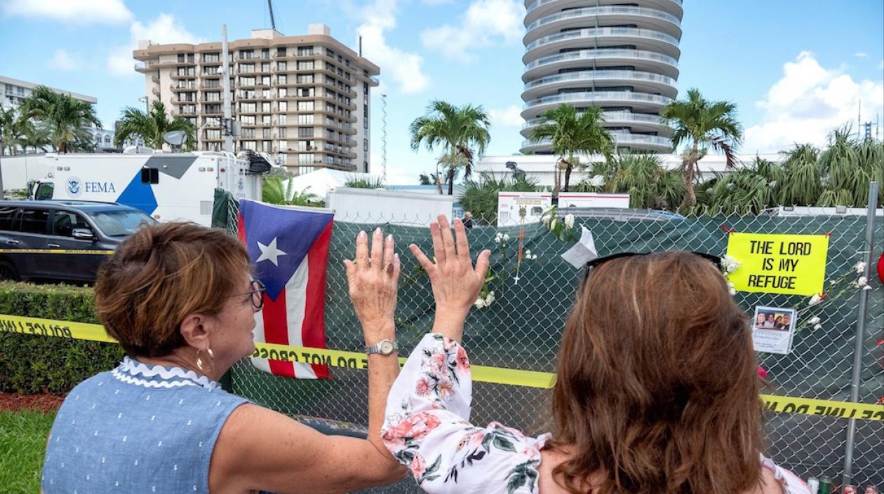 Oraciones de familiares frente al lugar de la tragedia.
