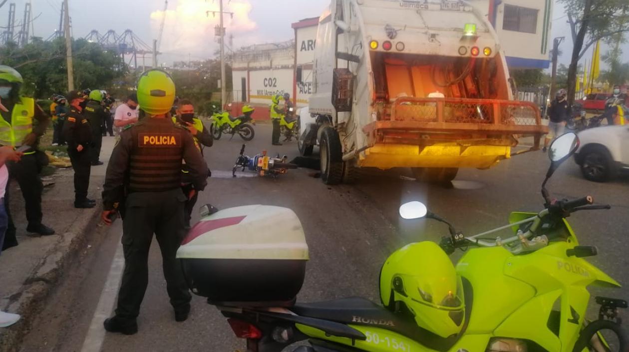 Aspecto del accidente donde murió un patrullero de la Policía, en Cartagena. 