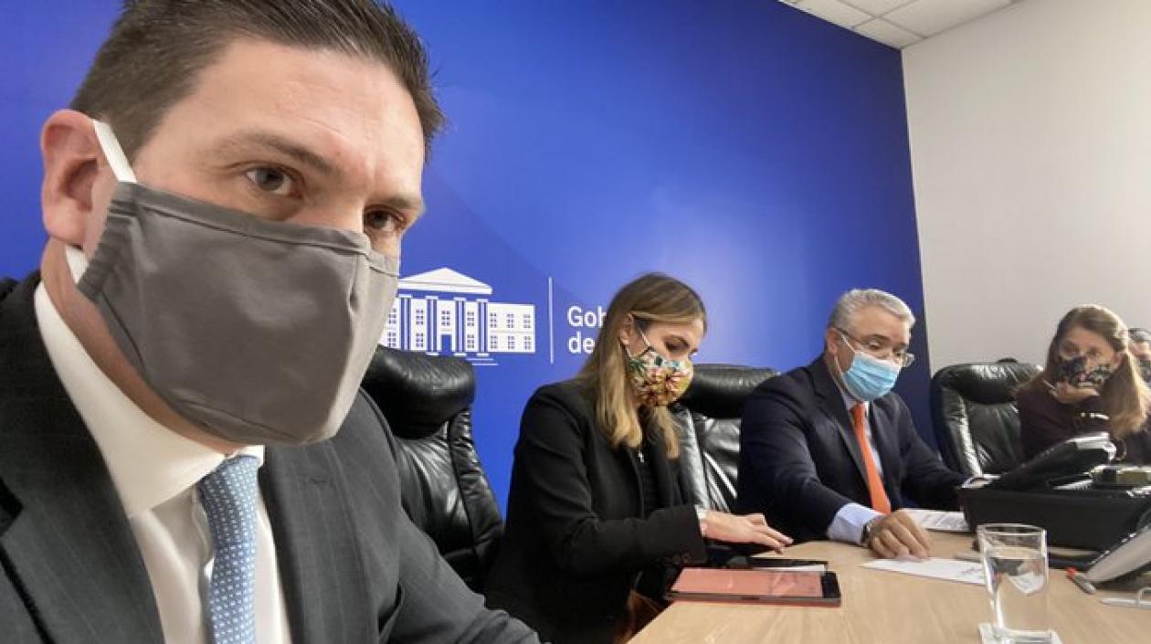 El Embajador Juan Carlos Pinzón hizo una selfie del diálogo entre Duque y Biden.