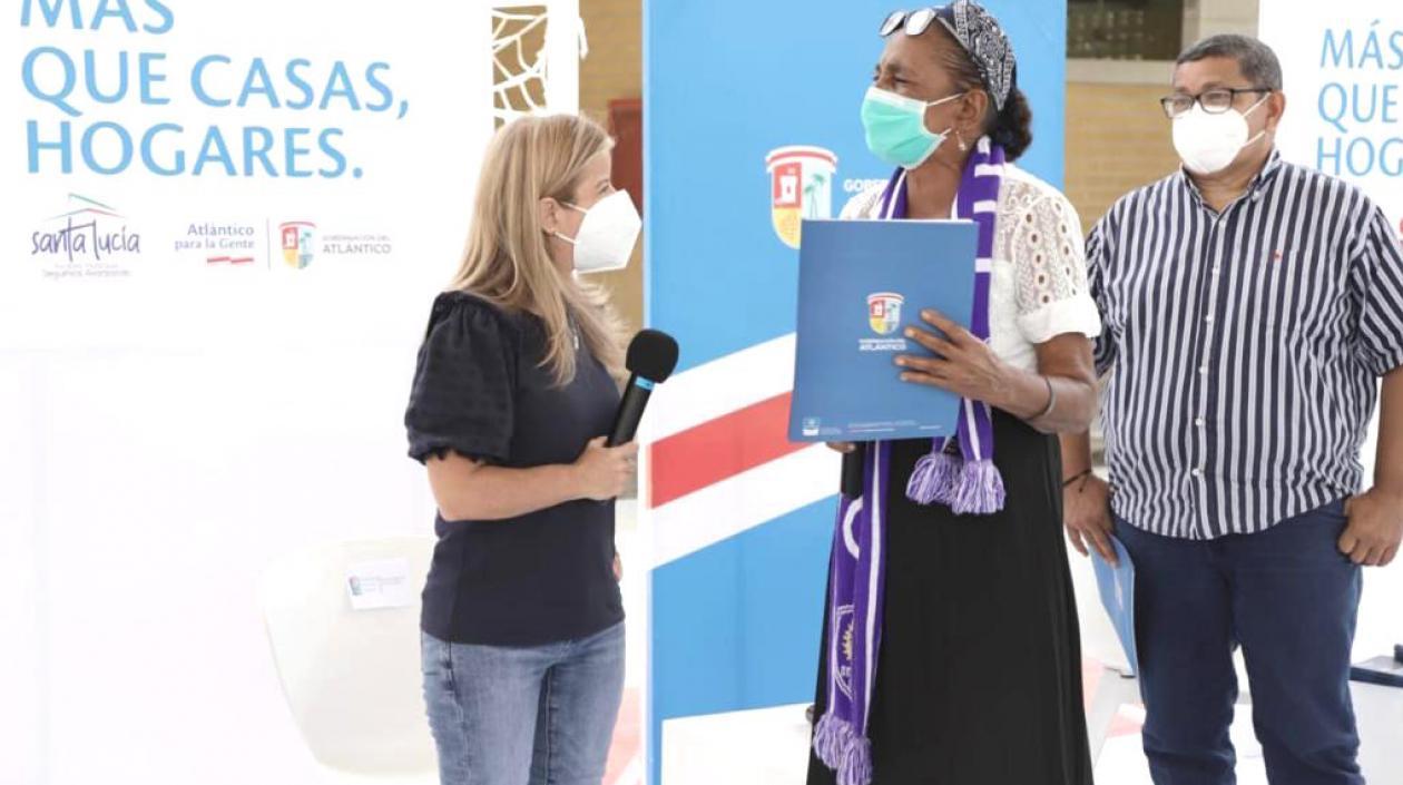 La Gobernadora Elsa Noguera, durante la entrega de los títulos.