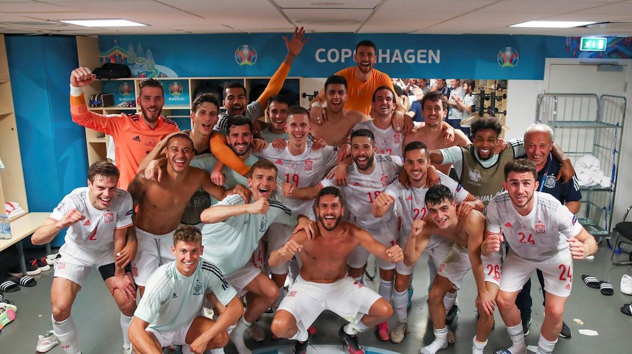 Los jugadores de la selección española celebran la victoria ante Croacia en los octavos de final de la Eurocopa 2020.