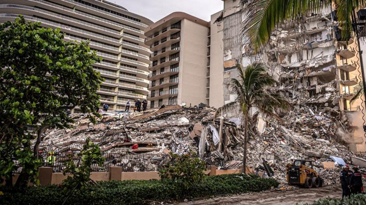 Sigue la búsqueda de desparecidos entre los escombros del edificio en Miami Beach.