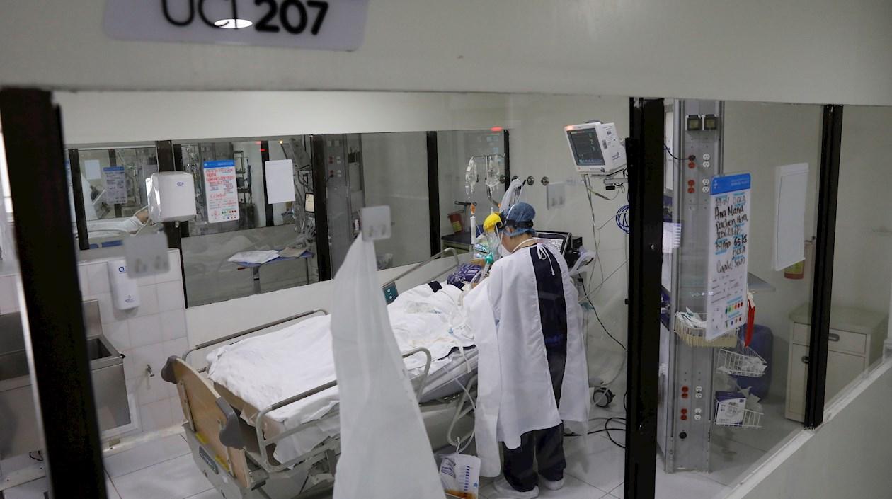 Personal médico trabaja en una unidad de cuidados intensivos en el Hospital El Tunal, en Bogotá.