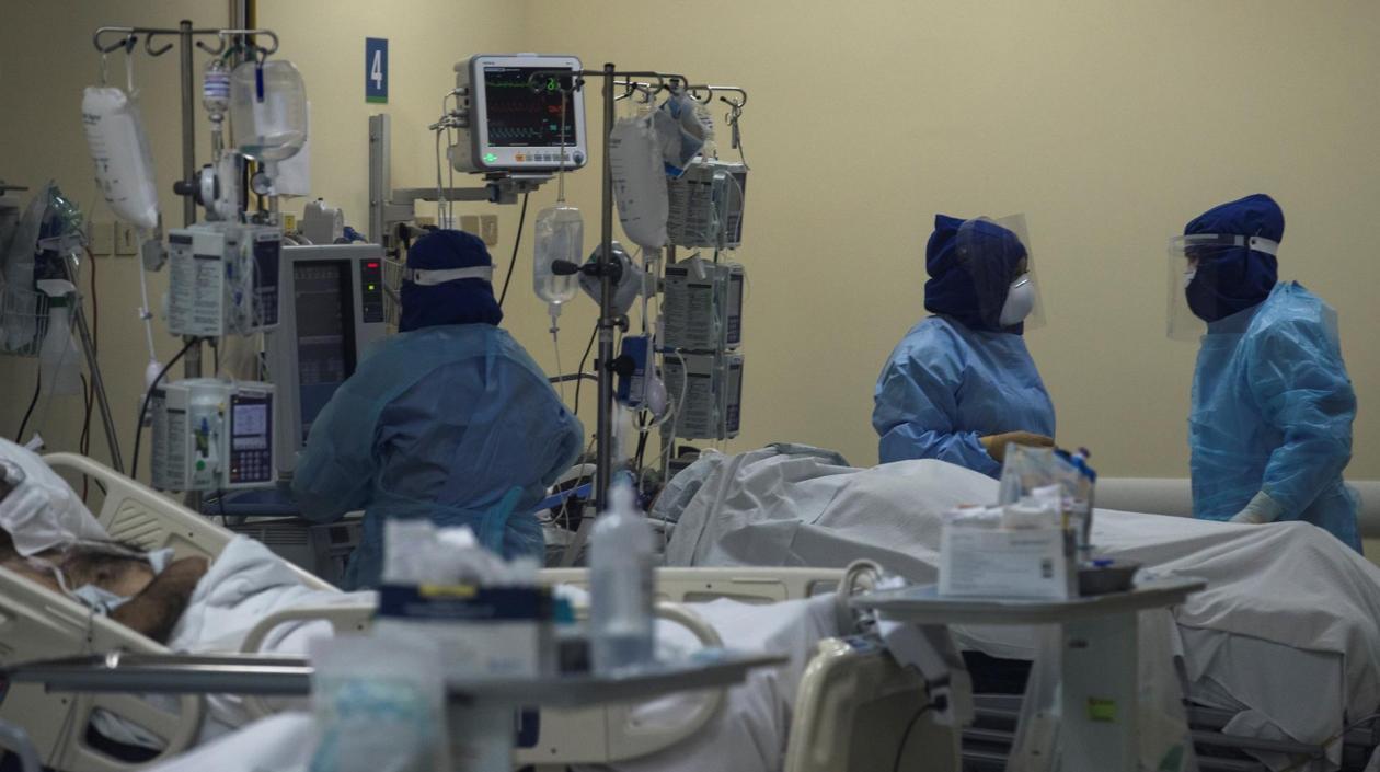 Personal sanitario atiende a un paciente afectado por  Covid-19 en Santiago de Chile. 