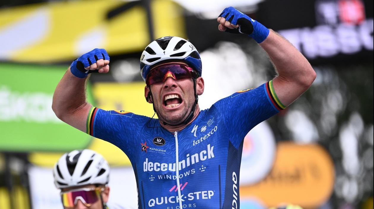 Mark Cavendish se impone en la meta.
