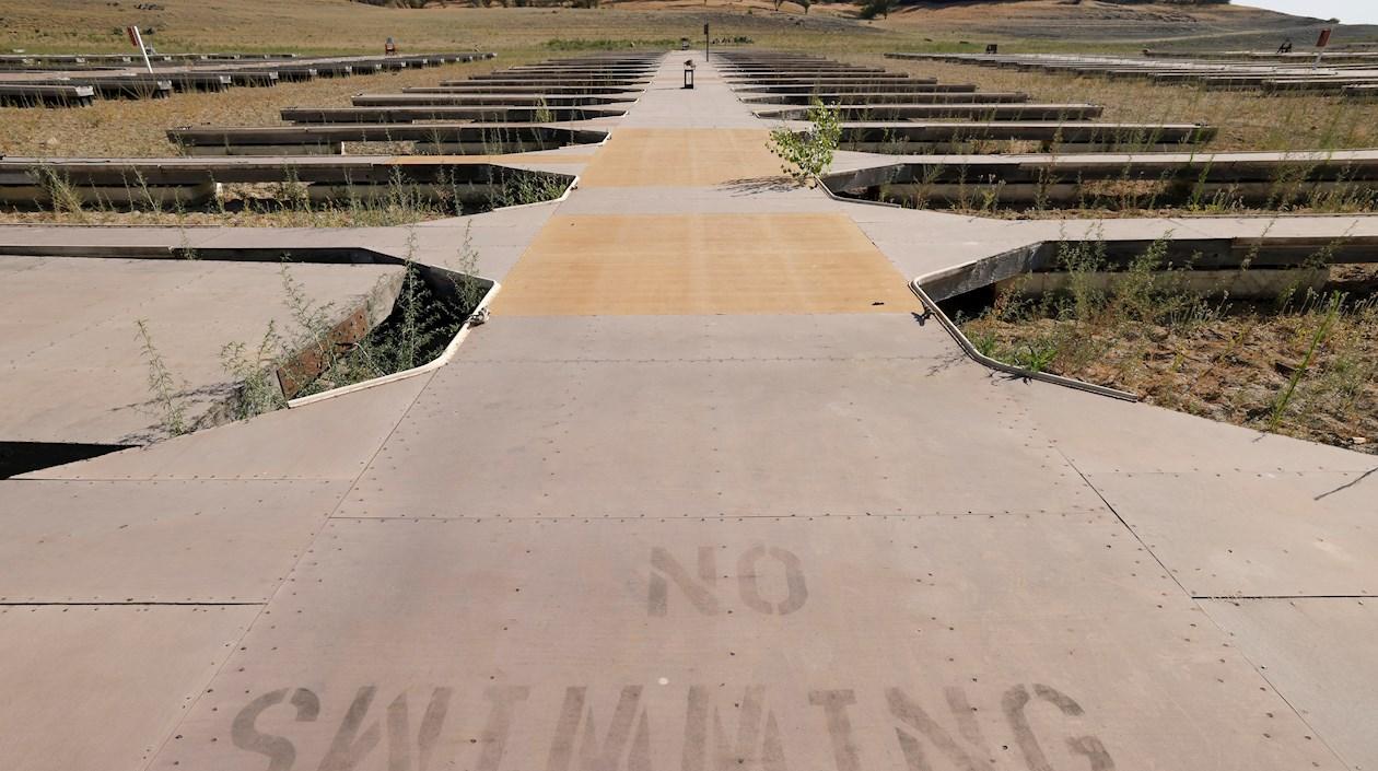 Vista de varios amarres vacíos y sin agua en Brown Ravine Cove, en el lago Folsom, Dorado Hills, California (Estados Unidos). 
