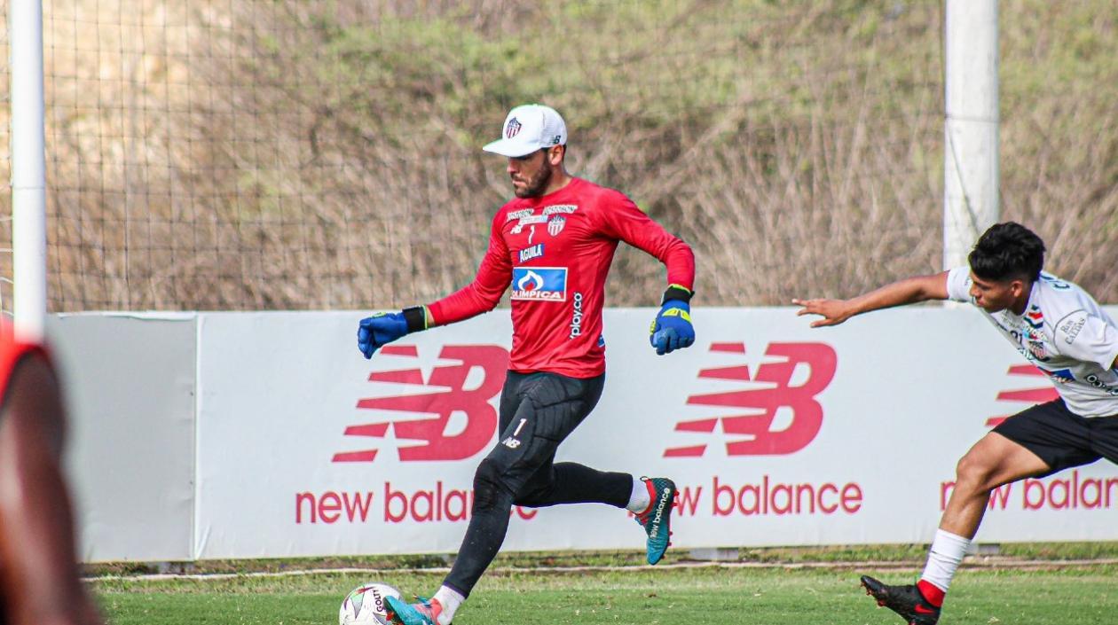 Sebastián Viera, capitán de Junior, iniciará el semestre suspendido. 