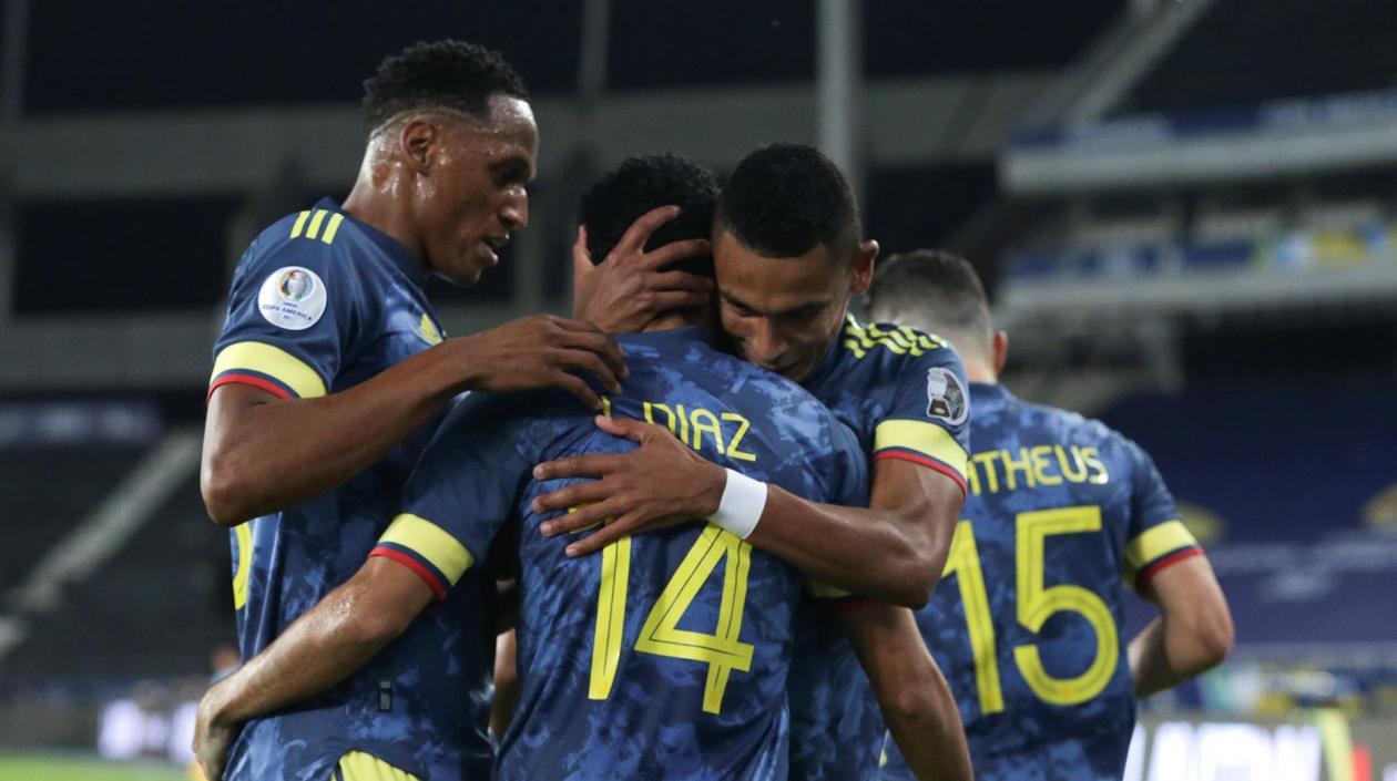 Luis Díaz celebra con sus compañeros de Colombia su gol ante Brasil. 