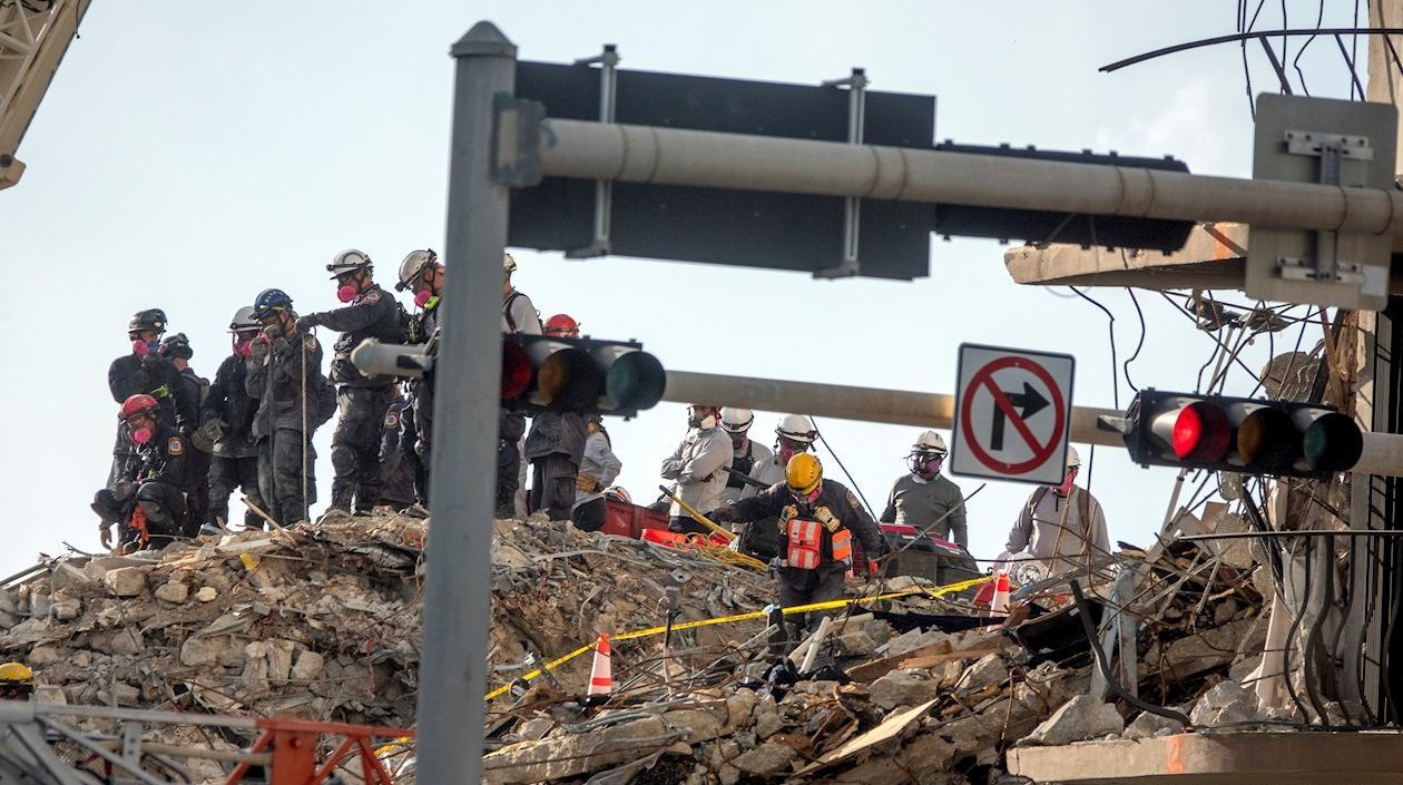Rescatistas siguen trabajando buscando vida entre los escombros.
