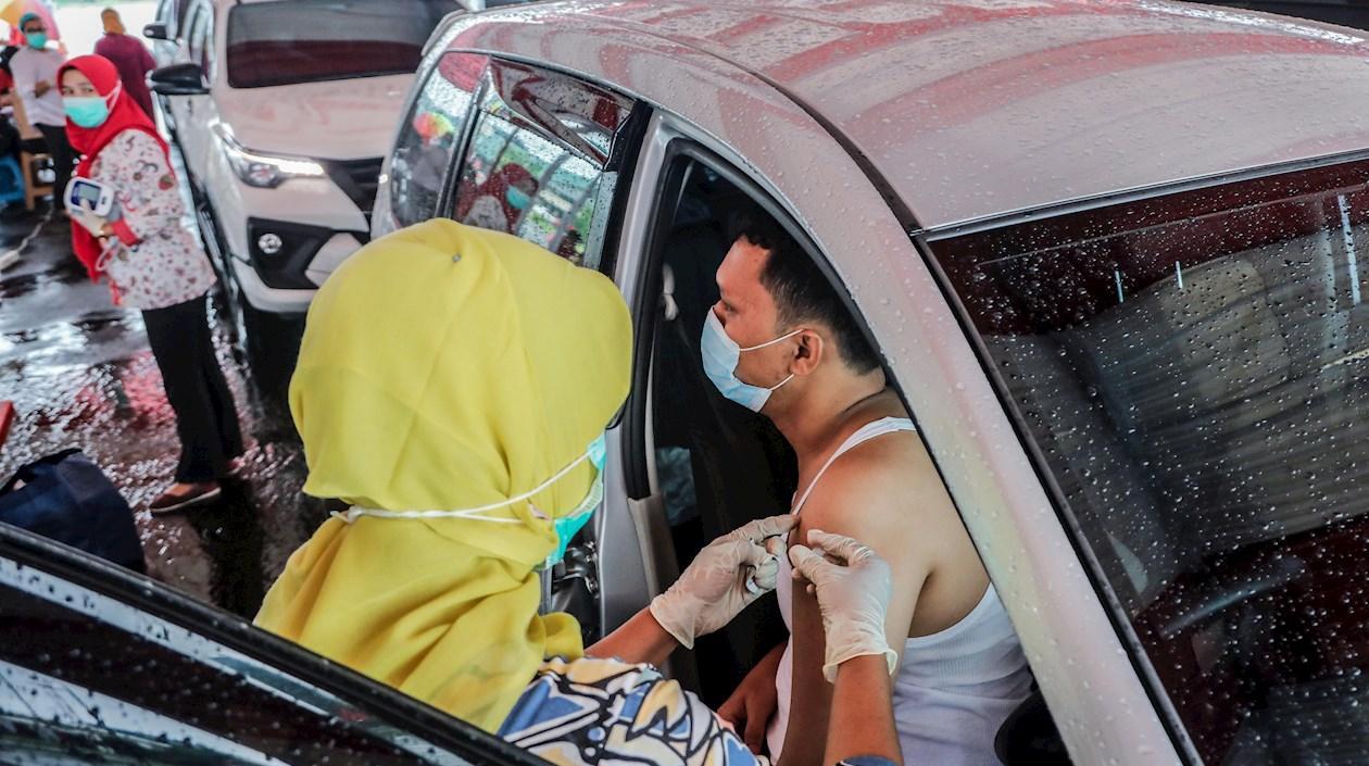 Un hombre recibe una dosis de la vacuna Sinovac, en la localidad indonesia de Medan. 