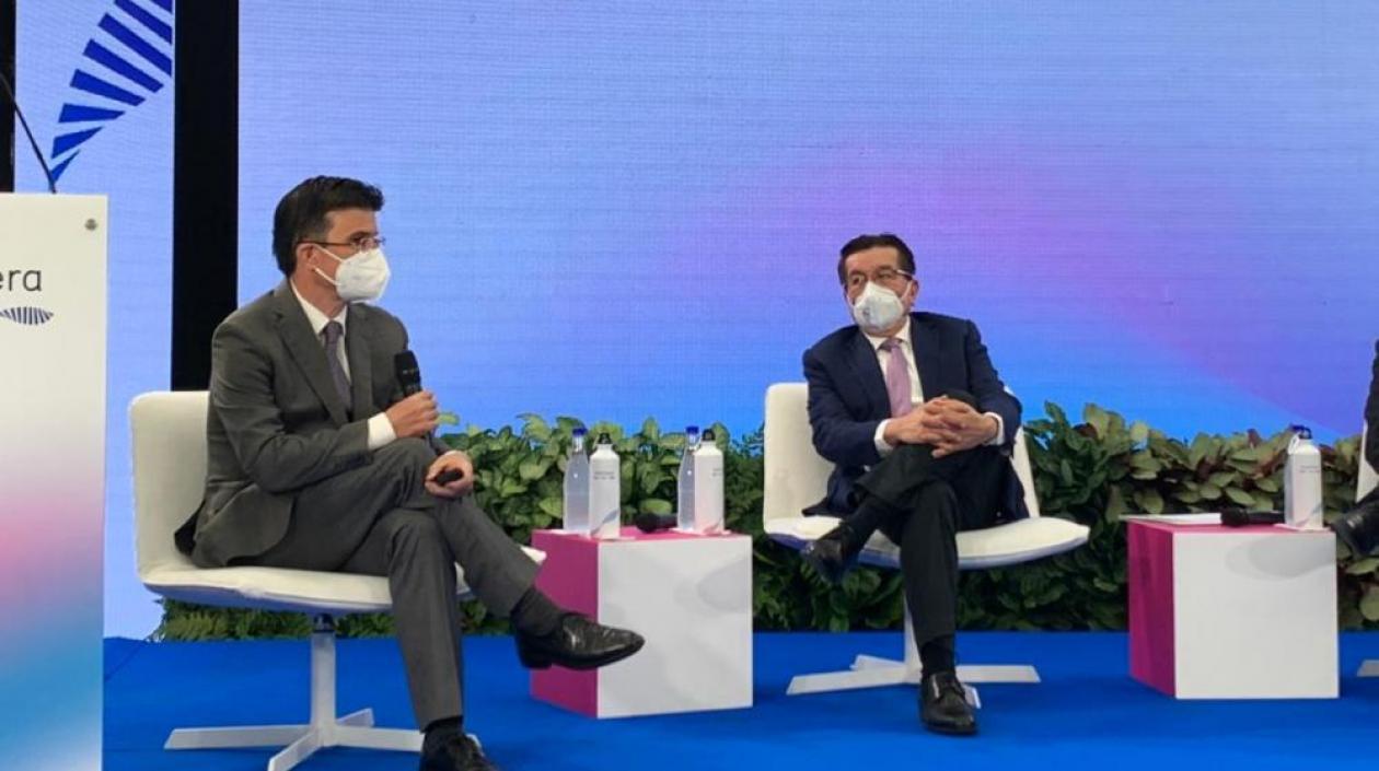 Ministro de Salud, Fernando Ruiz, en el lanzamiento de VaxThera, del grupo Sura.