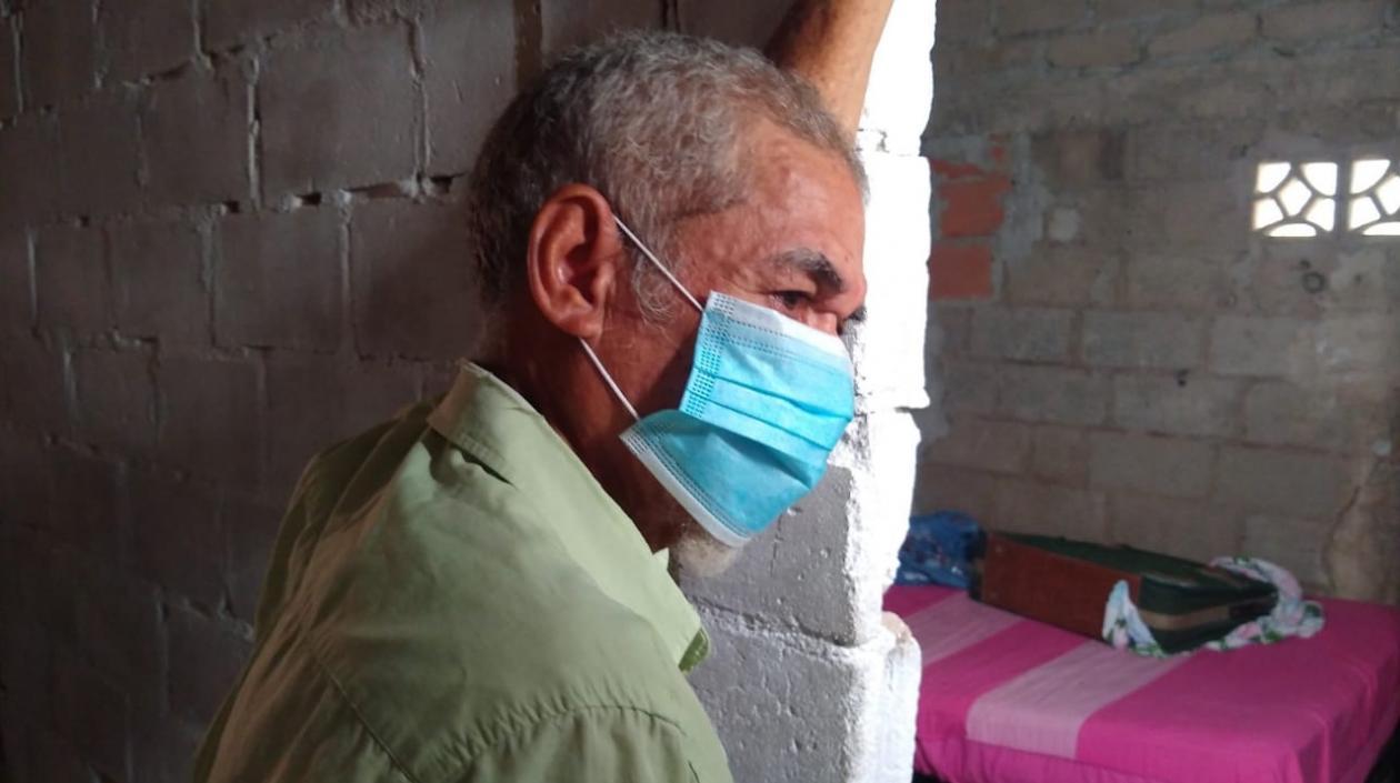 Carlos Sequeda observa la cama donde fue hallado muerto su nieto. 