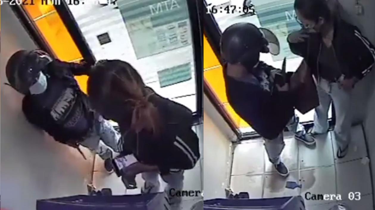 Momento del atraco a la mujer. 