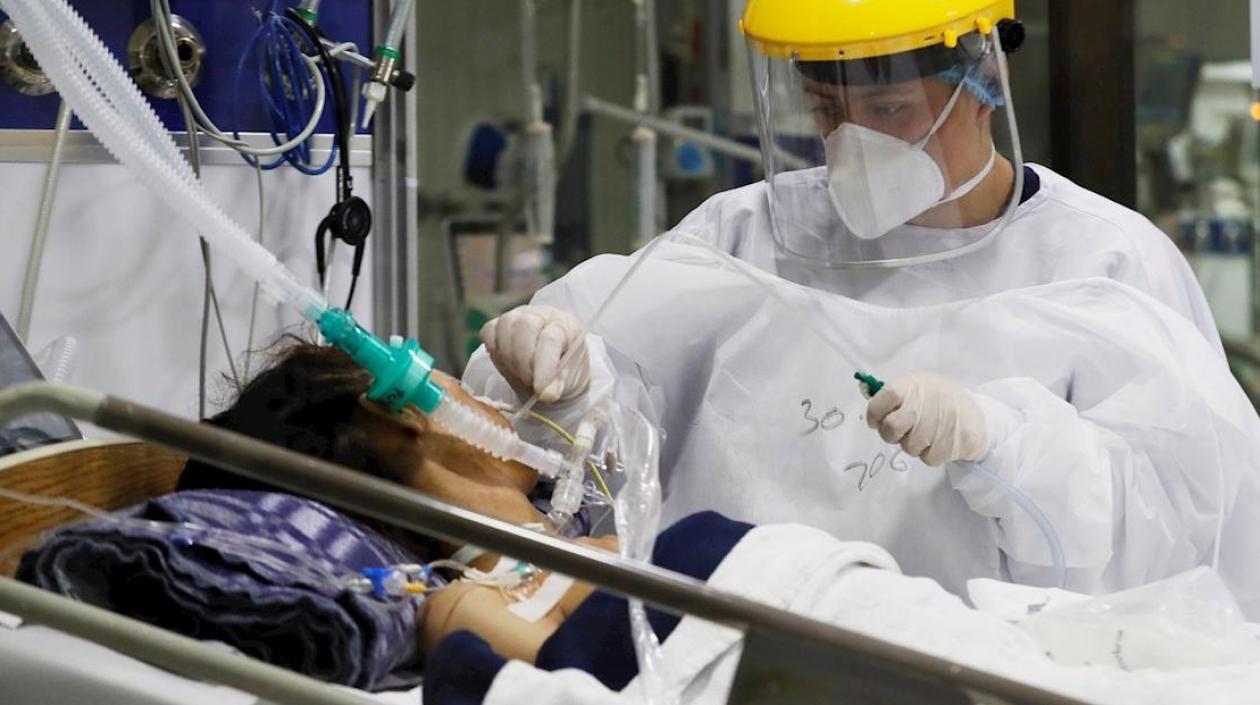 La atención en UCI sigue alta en algunas regiones de Colombia.