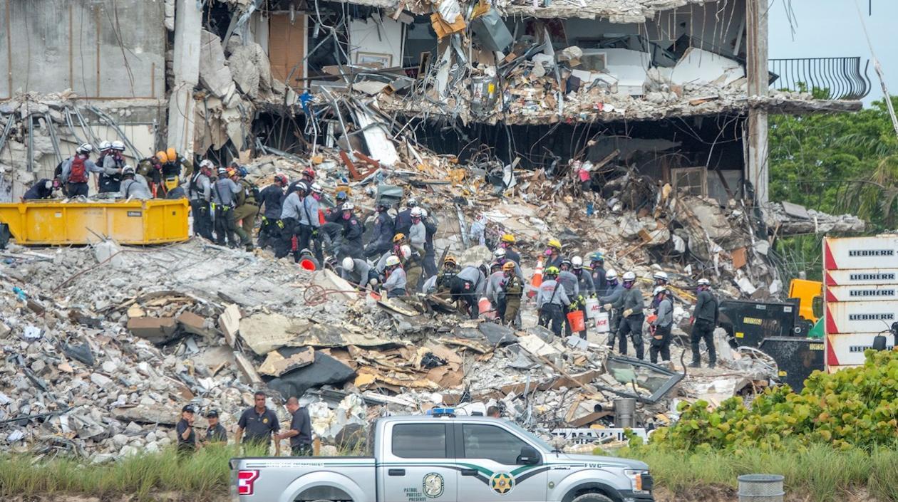 Rescatistas trabajan en el edificio derrumbado.