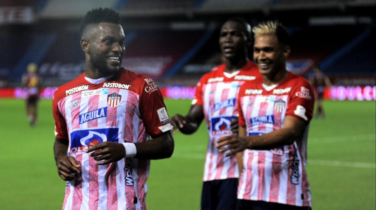 Miguel Ángel Borja y Teófilo Gutiérrez celebran un gol. 