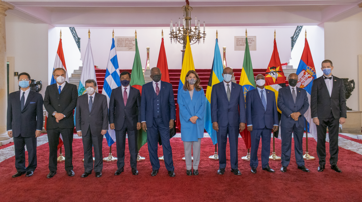 La vicepresidenta y canciller con los embajadores-no residentes en Colombia- de Angola, Bahamas, Bangladesh, Etiopía, Grecia, Mozambique, San Marino, Serbia y Tailandia.