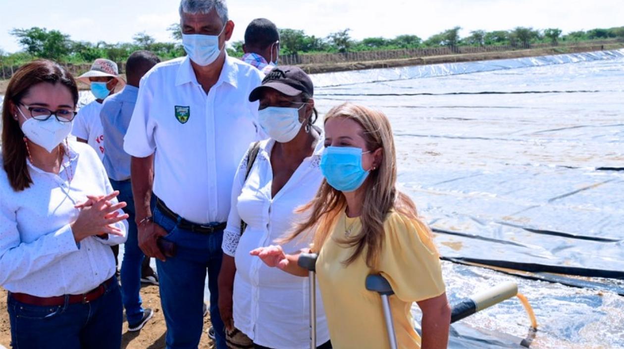 Gobernadora del Atlántico, Elsa Noguera; el alcalde de Repeló, Wilfrido García, y funcionarios.