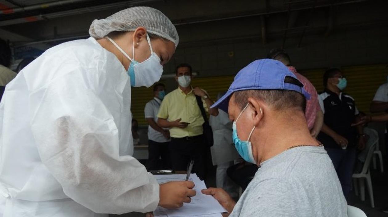 La vacunación sería solo a afiliados.