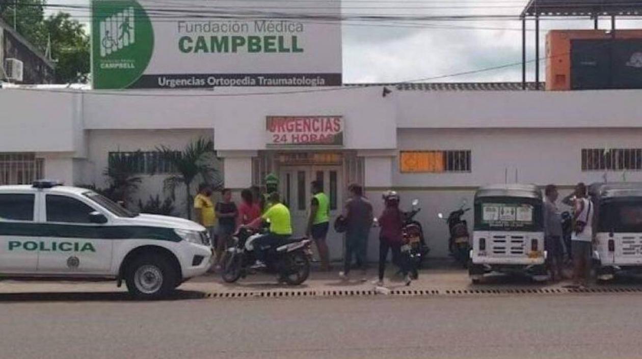 El hombre fue llevado a la Clínica Campbell de Malambo. 