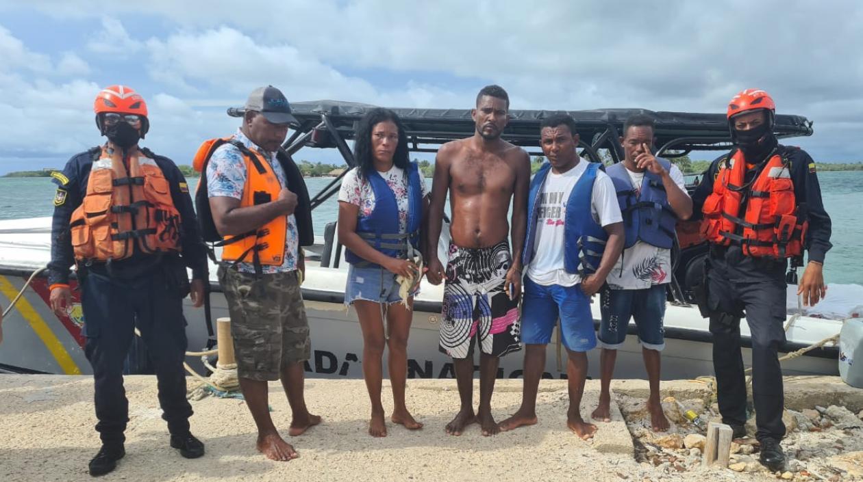 Las cinco personas rescatadas por unidades de guardacostas de Coveñas.