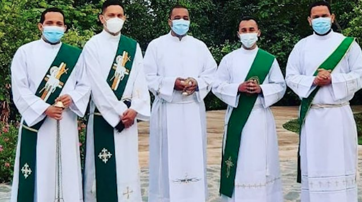 Los cuatro sacerdotes y el diácono, al centro, que serán ordenados el 31 de julio.
