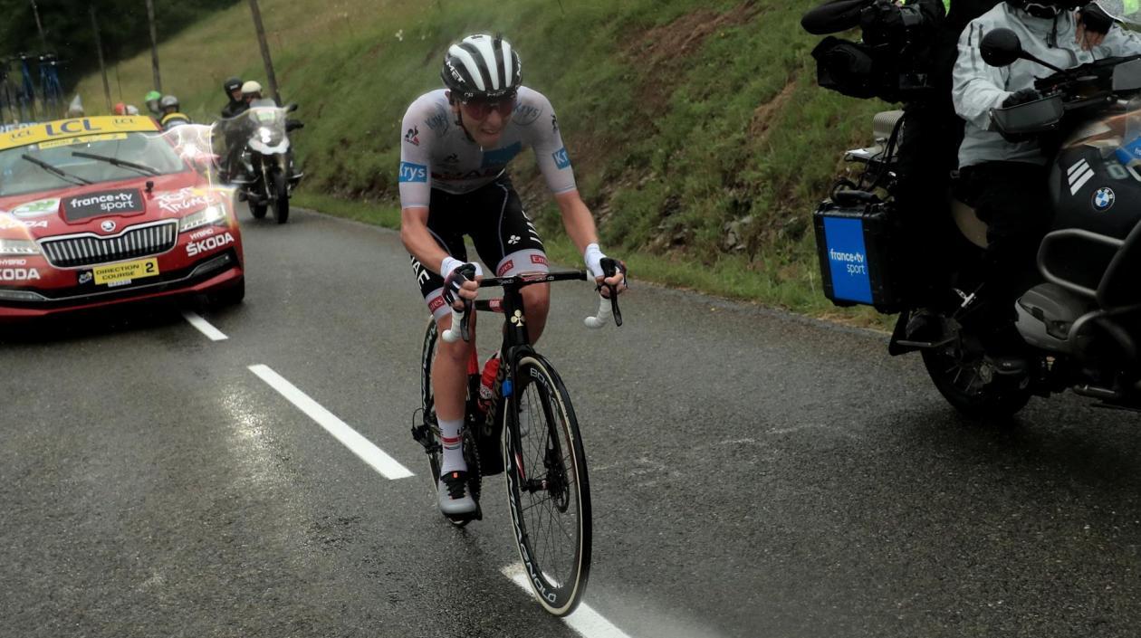 Tadej Pogacar lanza un ataque demoledor a más de 30 kilómetros de la meta. 