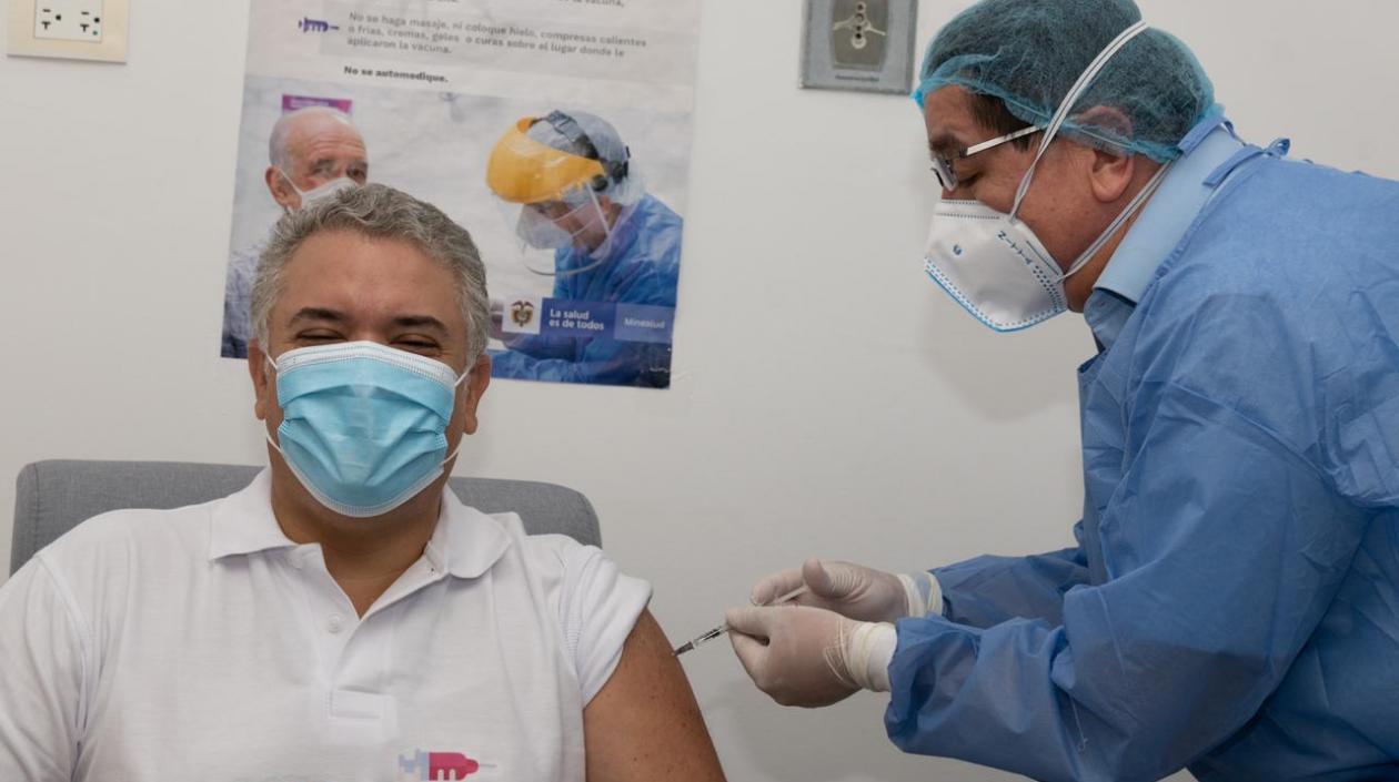 Iván Duque fue atendido por el Ministro de Salud, médico Fernando Ruiz, quien le aplicó la segunda dosis de la vacuna de Pfizer.