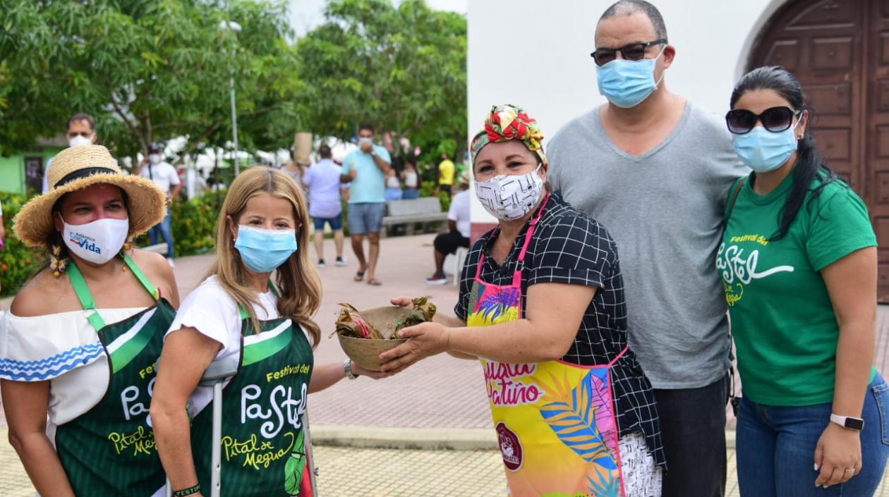 Este lunes festivo continúa el Festival del Pastel en Pital de Megua .