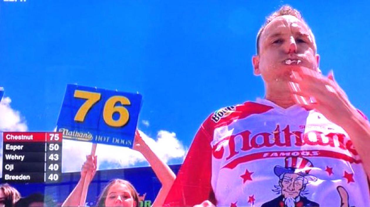 Joey Chestnut, récord en comer perros calientes.