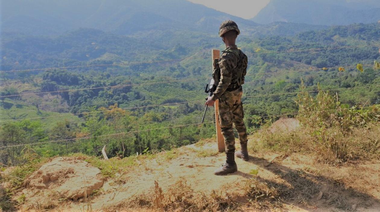 Un soldado observa desde lo alto en un puesto de vigilancia en un lugar en Colombia.