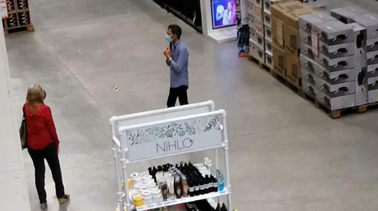 El hombre continúa dentro del almacén de cadena. 