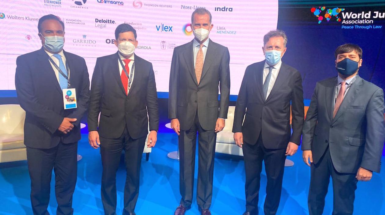 El Alcalde Jaime Pumarejo con el comité organizador.