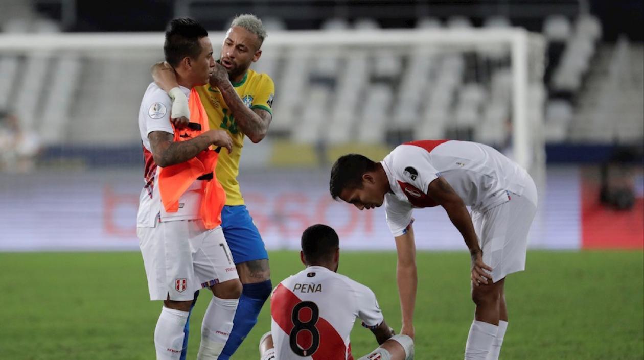 Neymar ofreciendo disculpas por una falta cometida por él y que el árbitro le perdonó.