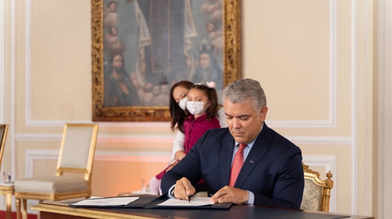 El presidente Iván Duque firma la ley de cadena perpetua a abusadores de niños.