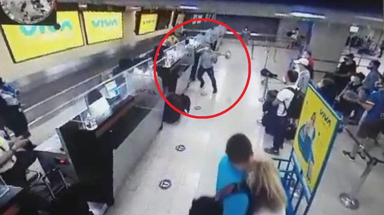 Momento en que el hombre atacaba las pantallas de información. 