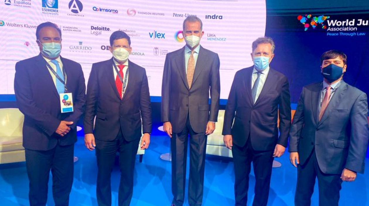 El ministro de Justicia, Wilson Ruia, segundo de izquierda a derecha; y el alcalde Jaime Pumarejo, a la derecha; en la Asociación Mundial de Juristas.