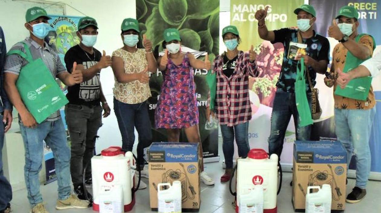 Familias recibiendo insumos.