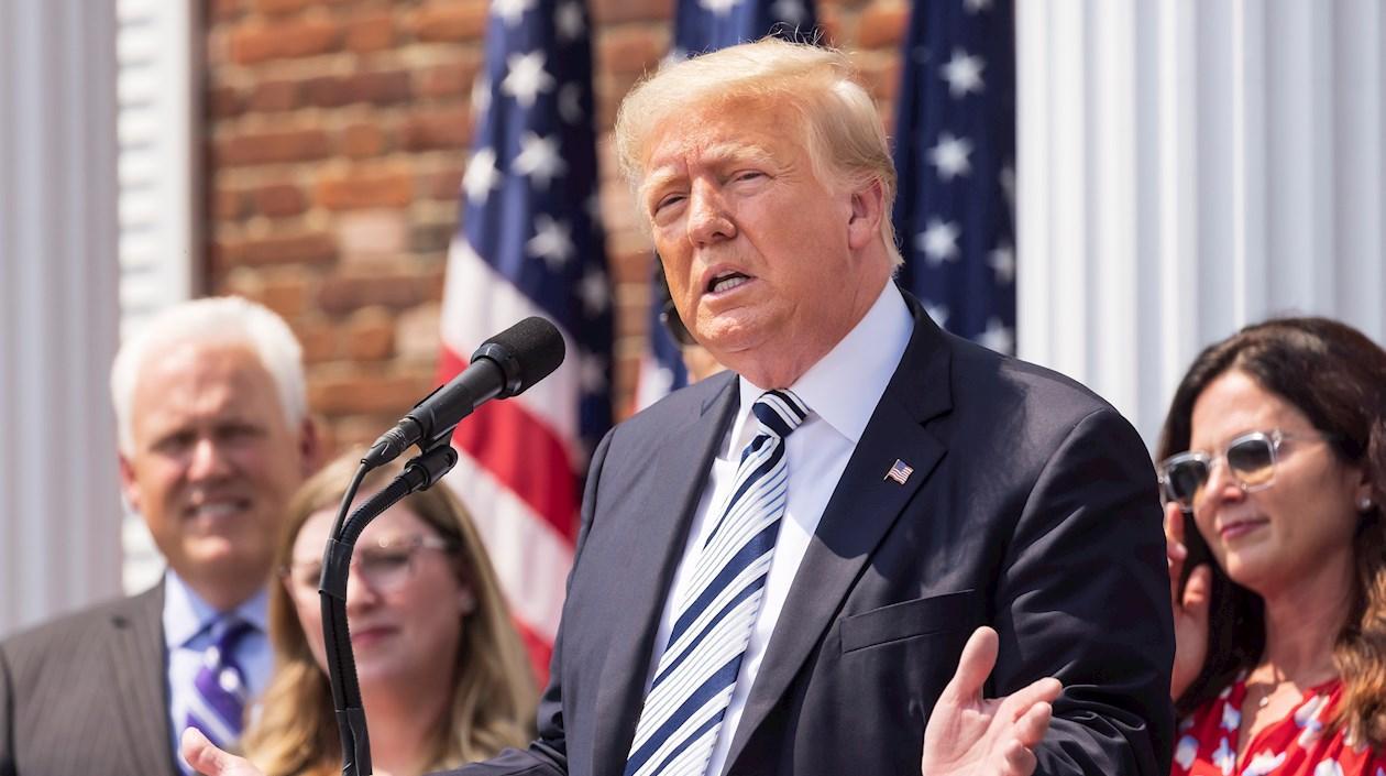 Donald Trump haciendo el anuncio de la demanda.v