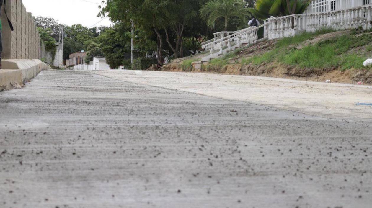 La vía pavimentada.