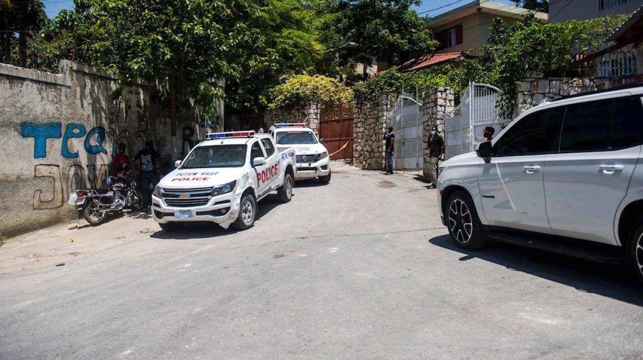 Unidades de Policía frente a la residencia del asesinado Presidente.