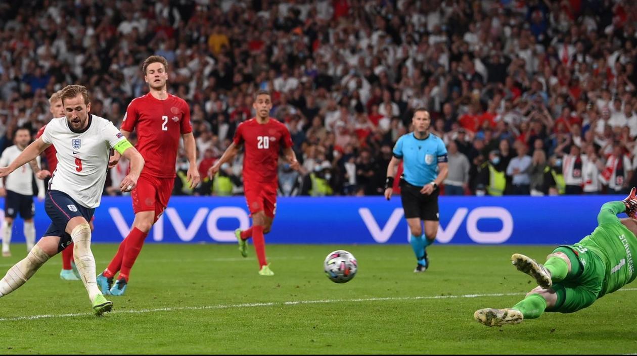 Harry Kane anota de rebote tras un penal. 