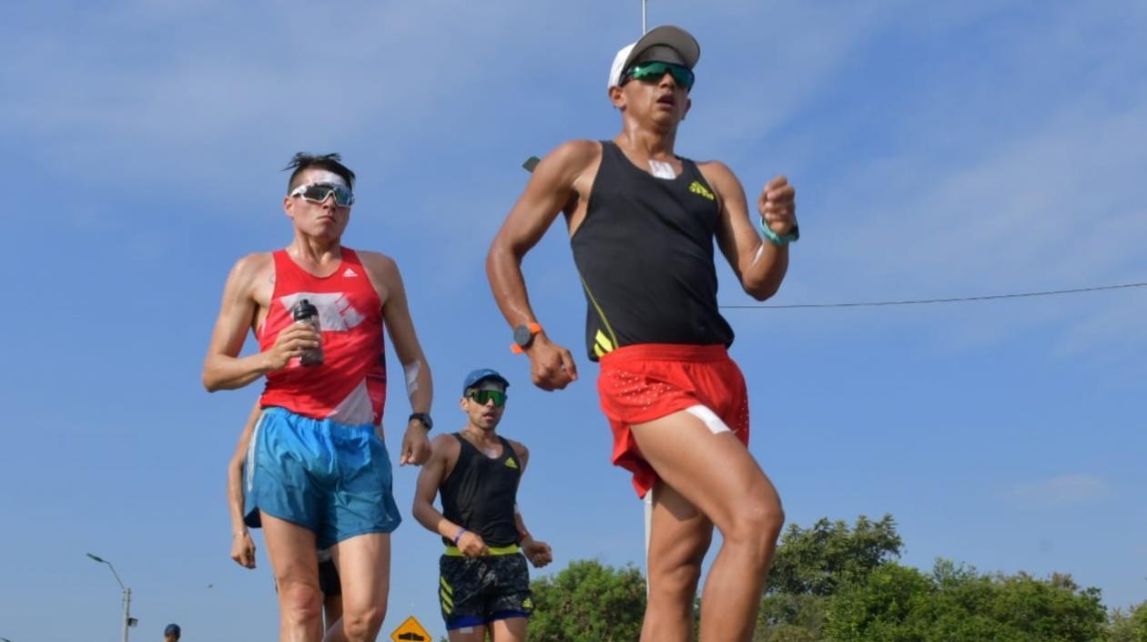  Integrantes de la Selección Colombia de marcha. 
