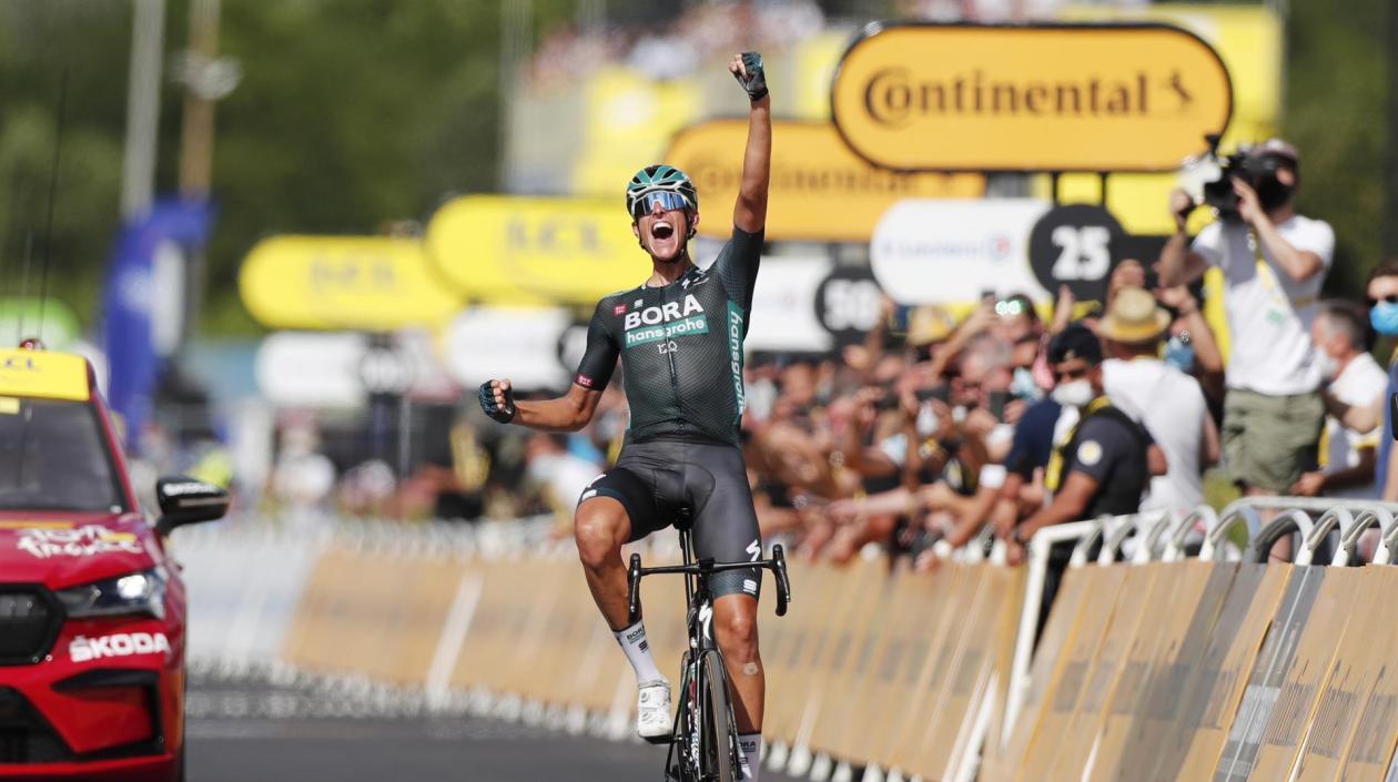 Nills Politt cruza la línea de meta. 